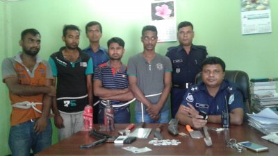 রাজেন্দ্রপুর থেকে অস্ত্রসহ চার ডাকাত আটক