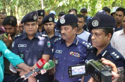 লেবুতলার আস্তানার কাছে ডিআইজি দিদার আহমেদ ও পুলিশের অন্য কর্মকর্তারা
