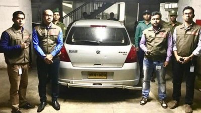কারনেট সুবিধায় আনা একটি গাড়ি জব্দ করছেন শুল্ক গোয়েন্দারা (ফাইল ছবি)