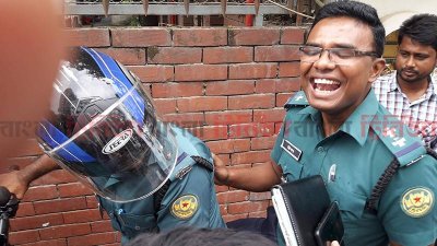 সাফাতদের বাড়ি থেকে বেরিয়ে যাওয়ার সময় হাস্যোজ্জ্বল পুলিশের এসআই রিপন