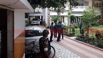সাফাতদের বাড়ি ভেতরে পুলিশ