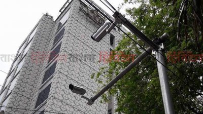 হোটেল রেইনট্রির বাইরে ক্লোজ সার্কিট ক্যামেরা