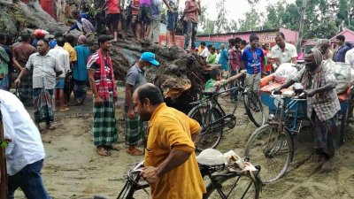 ঝড়ে গাছ উপড়ে গাইবান্ধায় ৭ ঘণ্টা যানবাহন চলাচল বন্ধ