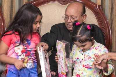 সুমাইয়াকে খেলনা দিচ্ছেন বাণিজ্যমন্ত্রী, সঙ্গে মন্ত্রীর নাতনি
