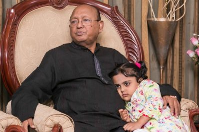 বাণিজ্যমন্ত্রীর সঙ্গে শিশু সুমাইয়া