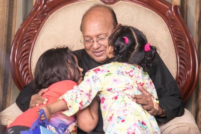 বাণিজ্যমন্ত্রীকে আদর দিচ্ছে শিশু সুমাইয়া 