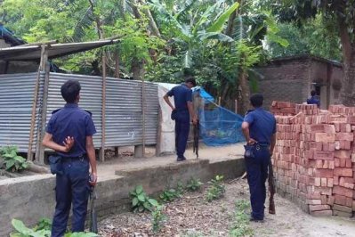 জঙ্গি আস্তানা সন্দেহে চাঁপাইনবাবগঞ্জে ৩টি বাড়িতে পুলিশের তল্লাশি