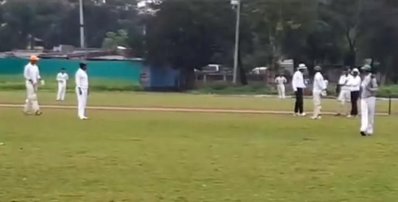 খেলোয়াড়দের সঙ্গে কথা বলছেন আম্পায়াররা