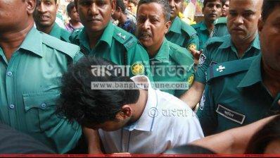 গণমাধ্যমকর্মীদের দেখে মাথা নিচু করে মুখ লুকানোর চেষ্টা করছে সাদমান সাকিফ 