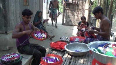 হাতপাখা তৈরিতে ব্যস্ত কারিগররা (ছবি- বাংলা ট্রিবিউন)