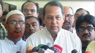 দলীয় নেতাকর্মীদের সঙ্গে মতবিনিময় শেষে সাংবাদিকদের সঙ্গে কথা বলছেন তথ্যমন্ত্রী ইনু