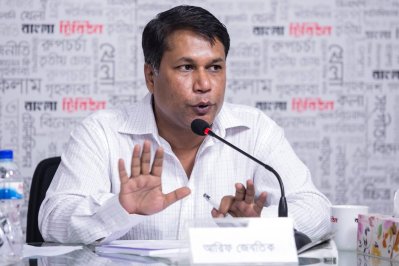 বক্তব্য রাখছেন আরিফ জেবতিক
