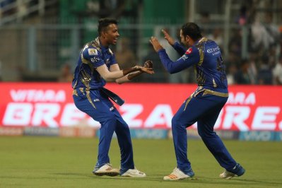 মুম্বাইয়ের উইকেট উদযাপন