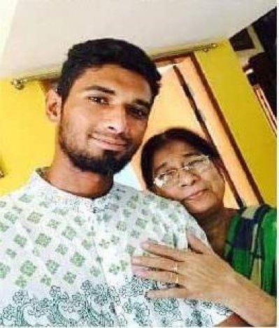 মায়ের সঙ্গে মাহমুদউল্লাহ