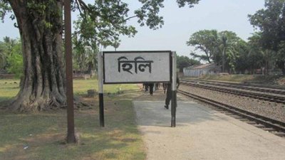 হিলিতে পণ্য পরিবহনে ট্রাক ভাড়া না পাওয়ায় বিপাকে আমদানিকারকরা
