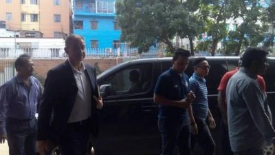 বিসিবি কার্যালয়ে ঢোকার পথে শন ক্যারল (বাঁ থেকে দ্বিতীয়)