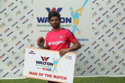 ম্যাচের সেরা খেলোয়াড়ের পুরস্কার হাতে ইমতিয়াজ