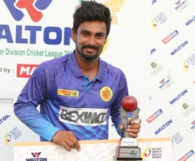 ম্যাচসেরার পুরস্কার হাতে লিটন