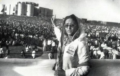 স্বদেশ প্রত্যাবর্তনের পর শেখ হাসিনা (ছবি- অনলাইন থেকে সংগৃহীত)
