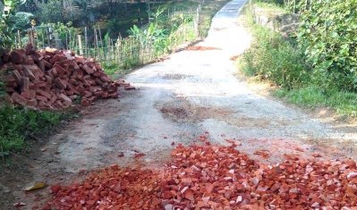 নাইক্ষ্যংছড়ি-সোনাইছড়ি সড়ক সংস্কারে ব্যবহৃত ইট