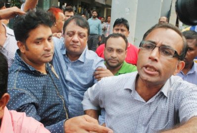 শুল্ক গোয়েন্দা দফতরে আপন জুয়েলার্সের মালিক দিলদার আহমেদসহ তার দুই ভাই