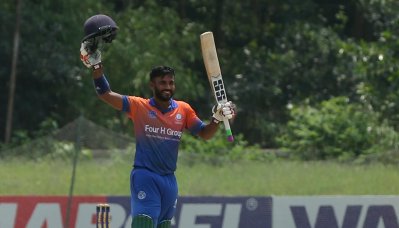 জুনায়েদের সেঞ্চুরি উদযাপন
