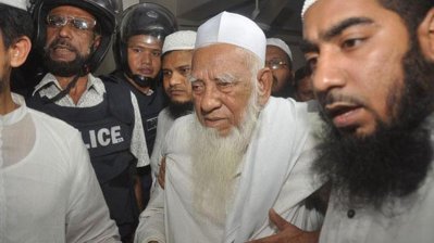 হাসপাতালে নিয়ে যাওয়া হচ্ছে আহমদ শফীকে (ফাইল ছবি)