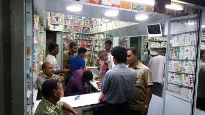 ফার্মেসিতে ক্রেতাদের ভিড়