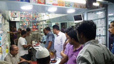 ফার্মেসিতে ক্রেতাদের ভিড়