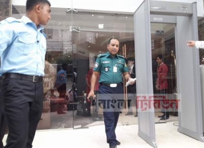 রেইনট্রি হোটেল পরিদর্শন শেষে বেরিয়ে আসছেন মামলার প্রথম তদন্ত কর্মকর্তা