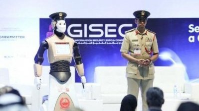 দুবাইয়ের রাস্তায় রোবট পুলিশ