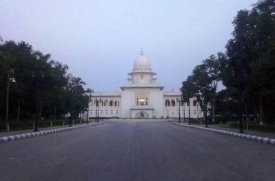 দেবী থেমিসের মূর্তি অপসারণের পর শুক্রবার ভোরে সুপ্রিম কোর্টের চিত্র