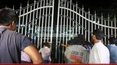 ভাস্কর্য অপসারণের প্রতিবাদে সুপ্রিম কোর্টের দরজায় ধাক্কা দেয় আন্দোলনকারীরা