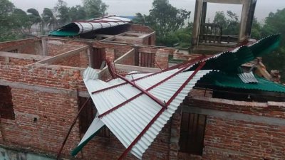 কক্সবাজারে মোরার আঘাতে ক্ষতিগ্রস্ত ঘরবাড়ি