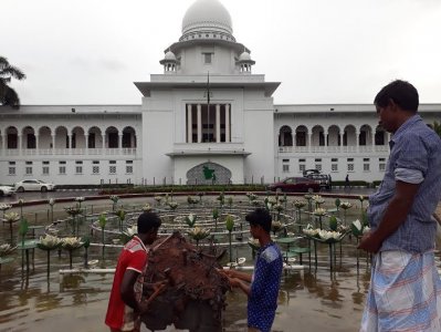 ভাস্কর্যের আগের অংশটি ভাঙছেন শ্রমিকরা, দেখভাল করছেন মো. লিটন