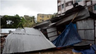 কক্সবাজারে মোরার আঘাতে ক্ষতিগ্রস্ত ঘরবাড়ি