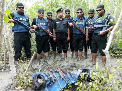‘বড় ভাই’ বাহিনীর প্রধানসহ পাঁচ জলদস্যু আটক