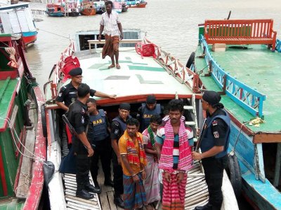‘বড় ভাই’ বাহিনীর প্রধানসহ পাঁচ জলদস্যু আটক