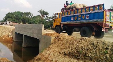 দিনাজপুরে কালভার্ট নির্মাণে অনিয়মের অভিযোগ