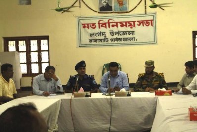 রাঙামাটির লংগদুতে ক্ষতিগ্রস্ত এলাকা পরিদর্শন শেষে মতবিনিময় সভায় জেলা প্রশাসক