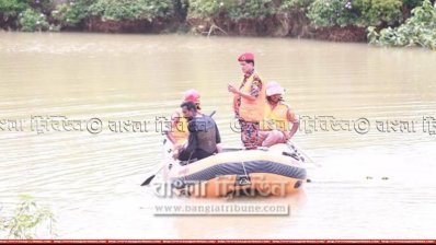 অস্ত্রের খোঁজে নদীতে তল্লাশি (শুক্রবারের ছবি)