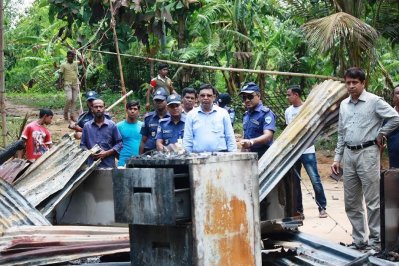 রাঙামাটির লংগদুতে ক্ষতিগ্রস্ত বাড়িঘর পরিদর্শন করেন জেলা প্রশাসক মো. মানজারুল মান্নান