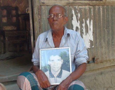 নিহত সন্তানের ছবি হাতে সুখ রঞ্জন হালদার