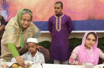 এতিম ও প্রতিবন্ধী শিশুদের নিজ হাতে ইফতার করাচ্ছেন প্রধানমন্ত্রী শেখ হাসিনা, ছবি- ফেকাস বাংলা