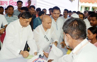 কক্সবাজারের রামুতে ত্রাণ বিতরণ করছেন ত্রাণমন্ত্রী মায়া 