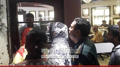 আপন জুয়েলার্সে নিজেদের স্বর্ণালঙ্কার বুঝে পাওয়ায় অপেক্ষায় গ্রাহকরা