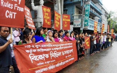 লংগদুতে অগ্নিসংযোগের ঘটনার প্রতিবাদে বান্দরবানে মানববন্ধন