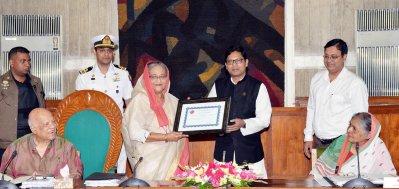 সোমবার জাতীয় সংসদে অনুষ্ঠিত মন্ত্রিপরিষদ বৈঠকে প্রধানমন্ত্রী শেখ হাসিনার হাতে যুক্তরাজ্যের ব্রাইটন থেকে প্রাপ্ত &lsquo;ডিজিটাল গ্লোবাল মোবাইলগভ অ্যাওয়ার্ড&rsquo; তুলে দেন প্রযুক্তি প্রতিমন্ত্রী জুনাইদ আহমেদ পলক।