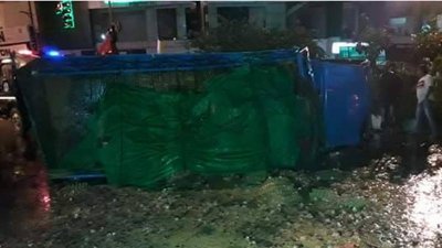 উল্টে যাওয়া ট্রাক