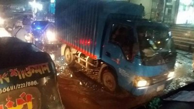 সামান্য বৃষ্টিতেই সৃষ্টি হয়েঝে জলাবদ্ধতার